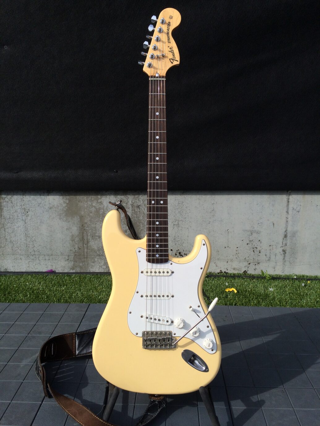Besides battery Dental Fender Stratocaster 1972 reissue from 2004 – JOHN NORUM official website